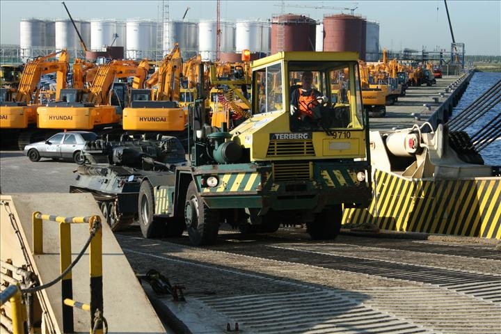 Scimitars being loaded on Ro Ro vessel